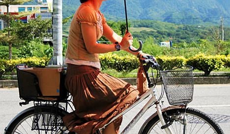 Skirt-wearing cyclists beware: women warned