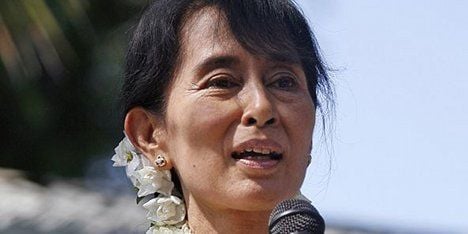 Aung San Suu Kyi heads for Paris