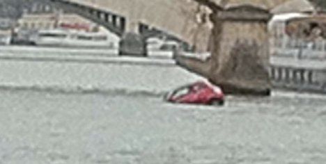 Fiat falls into the river Seine