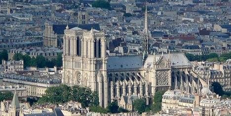 Paris landmarks attract tourist hoardes