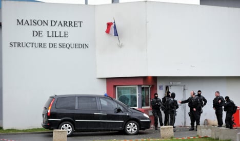 Police hunt gangster after French prison break