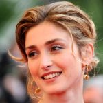 Actress Gayet sues Closer over affair story