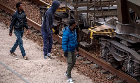 UK to put €10 million into Calais migrant crisis