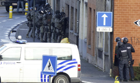 One gunman killed in raid linked to Paris terror attacks