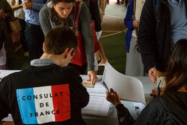 French expatriates vote ahead of knife-edge election