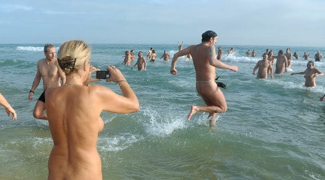 The dos and don’ts of taking your clothes off on French beaches