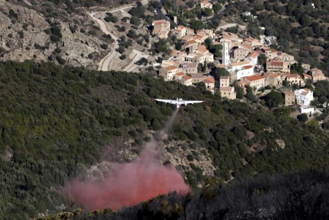 Fierce winds fan forest fires in Corsica