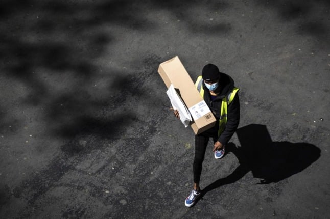 France proposes banning free delivery of online shopping due to environmental impact