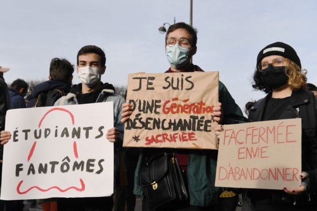 French pupils stage blockades to demand the cancellation of exams