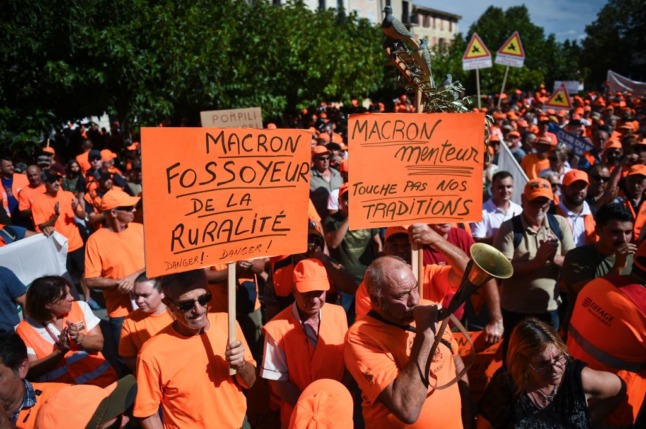 French hunters protesting against restrictions on la chasse. 