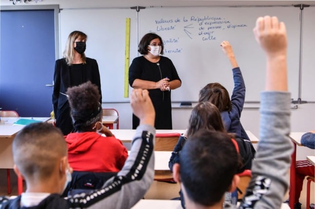 What are the new testing and isolation rules for French schoolchildren?