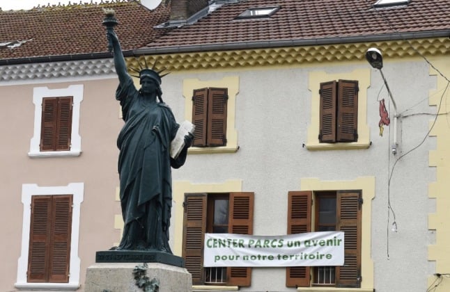 The Statue of Liberty in Roybon is crying out for some maintenance work. 