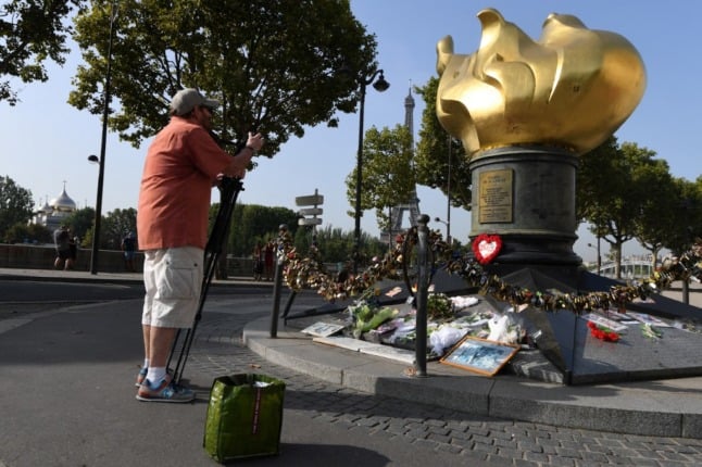 The Liberty Torch in Paris now serves as an unofficial memorial to Princesse Diana. 